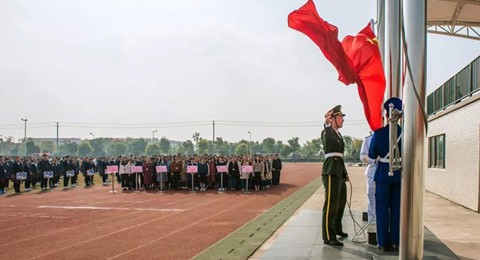 党员教师来升旗  不忘初心守使命