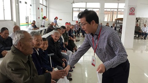 弘扬人道精神，展示青春风采